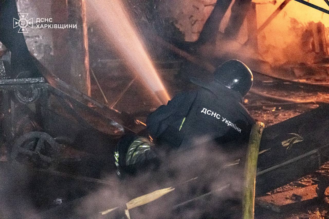 Росія атакувала Харьківську область дронами: масштабна пожежа та зруйновані будівлі